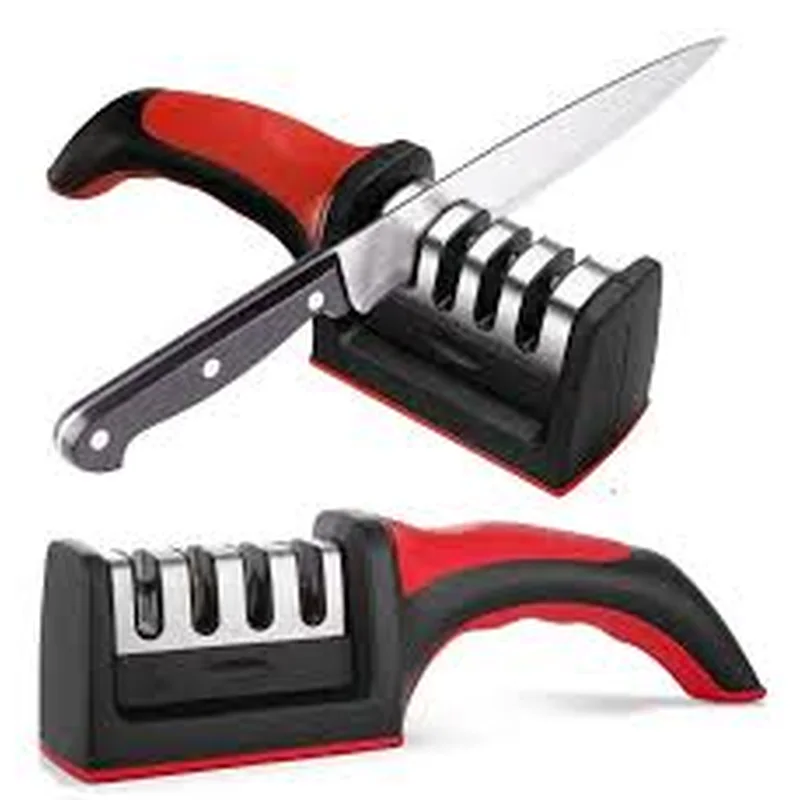 Afilador de cuchillos negro y rojo con un cuchillo