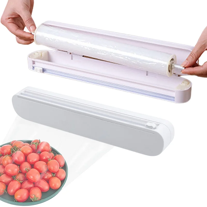 Dispensador blanco cortando papel film sobre un plato