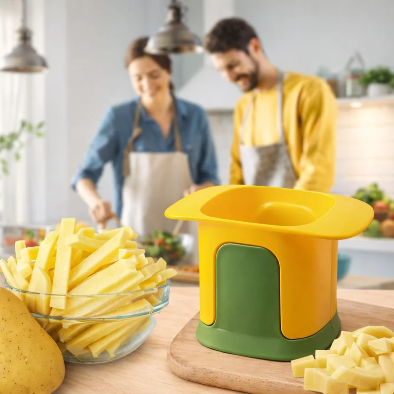 Cortador de papas en bastones sobre la mesa