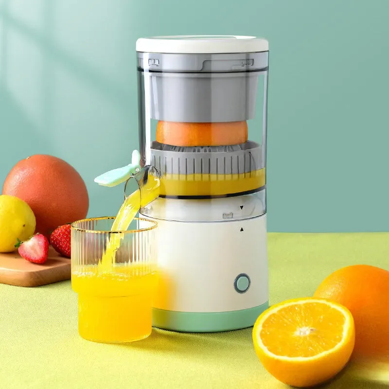 Exprimidor eléctrico portátil sirviendo jugo de naranja en un vaso