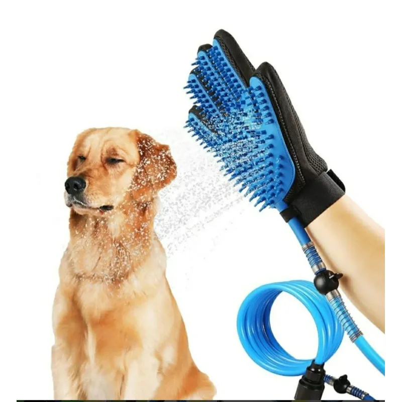 Guante ducha azul bañando a un perro