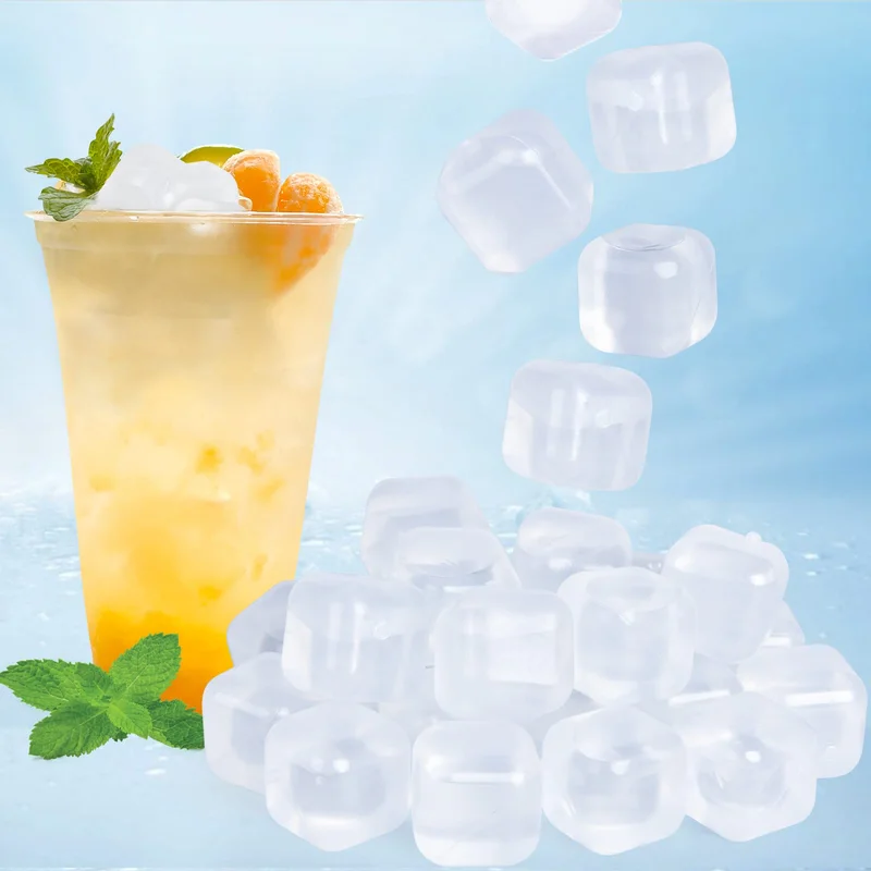 Cubos de hielo reutilizables transparentes junto a un vaso