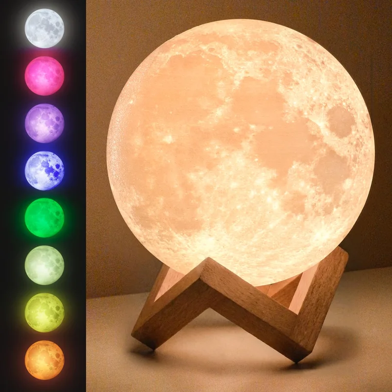 Lámpara con forma de luna llena sobre un soporte de madera