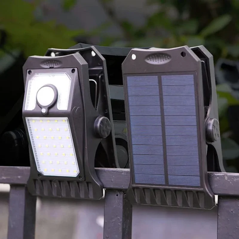 Luz solar LED con panel sujetada a una baranda
