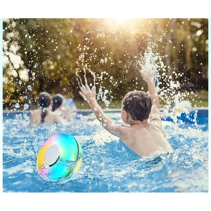 Parlante flotante con luces de colores en una pileta con chicos jugando