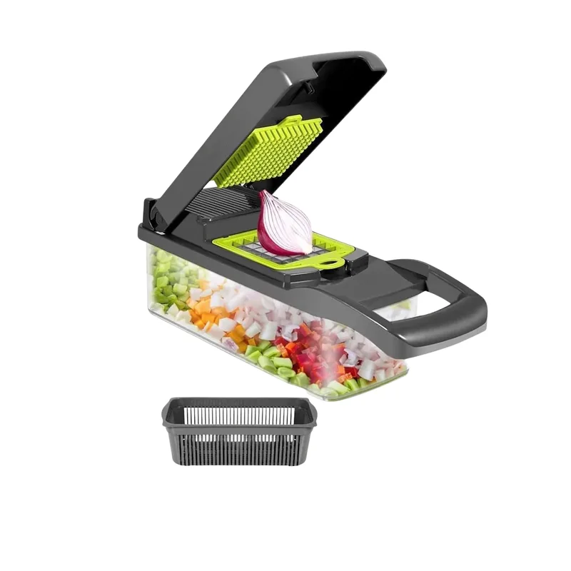 Picador de verduras con cuchilla en cuadritos sobre un recipiente con cebolla picada