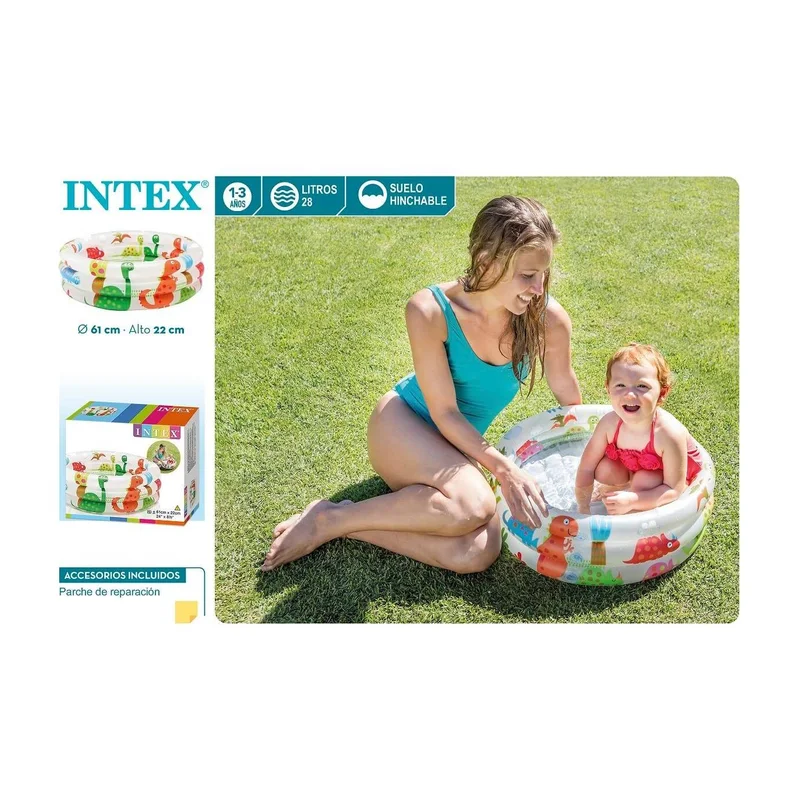 Pileta inflable para bebés con una mamá y su bebé en el pasto